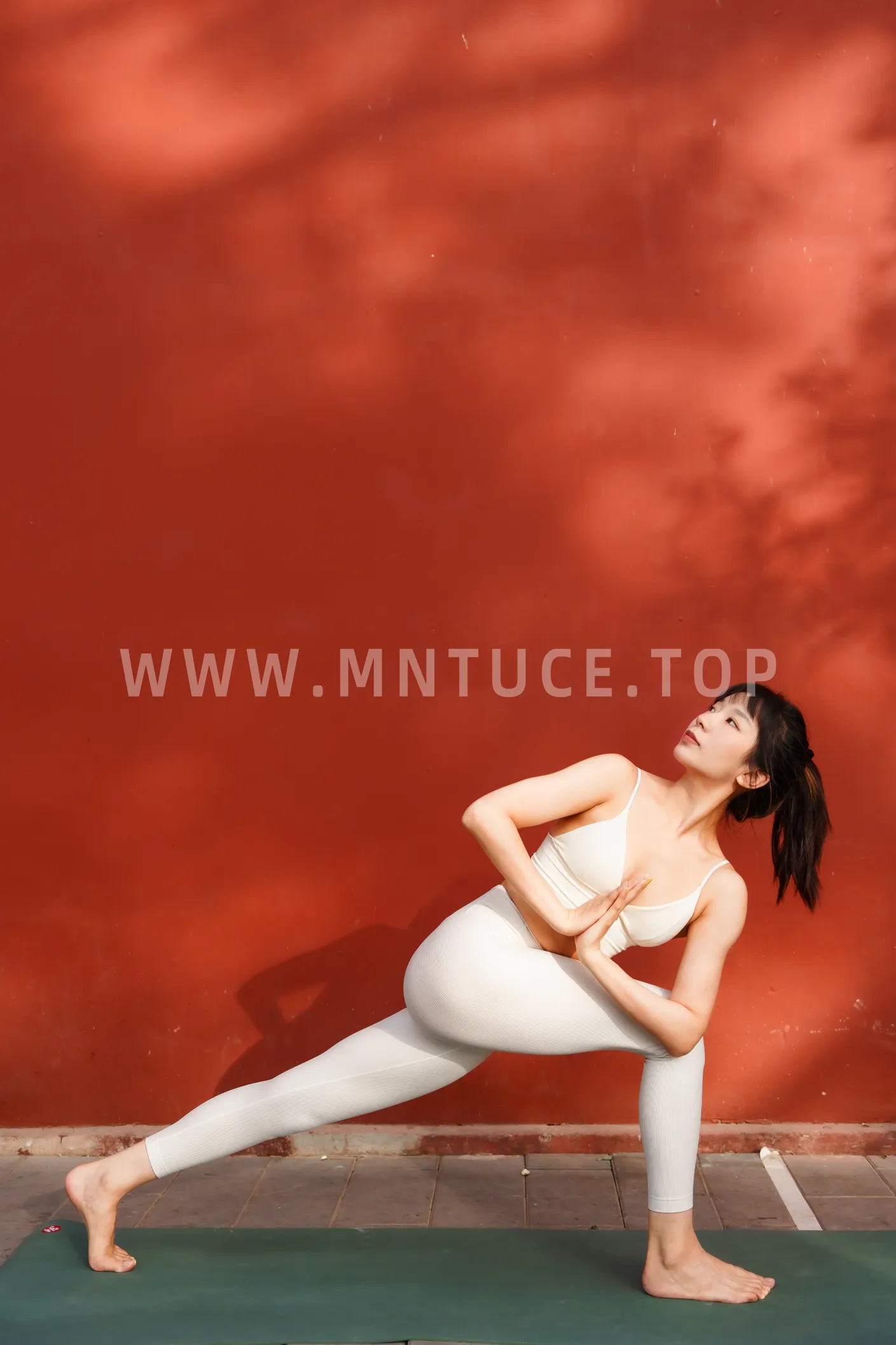 [YITUYU] 2022.12.01 Vol.2575 – Yoga and Red Wall Mengmeng#[23P]-17